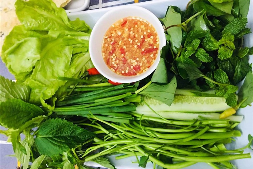 Các bác sĩ khuyến cáo người bị gout nên chọn ăn rau củ hơn thịt. Ảnh: LK