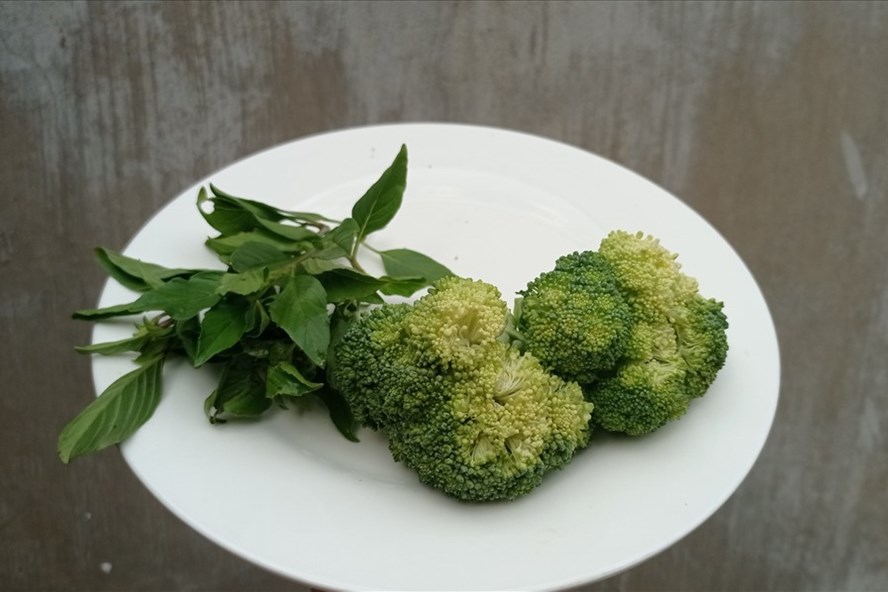 Có thể bổ sung vitamin K bằng các thực phẩm như bông cải xanh, chuối. Ảnh: Thanh Ngọc