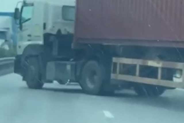 Xe container lạng l&aacute;ch một đoạn đường d&agrave;i tr&ecirc;n Quốc lộ 5 sau khi bị CSGT Hải Dương y&ecirc;u cầu dừng lại. Ảnh cắt từ clip