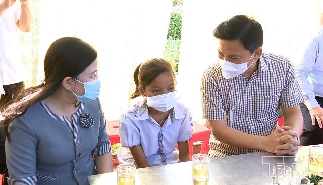 Đồng chí Bí thư Tỉnh ủy tặng quà, động viên Hà Linh nỗ lực vượt qua khó khăn, vươn lên trong cuộc sống và học tập