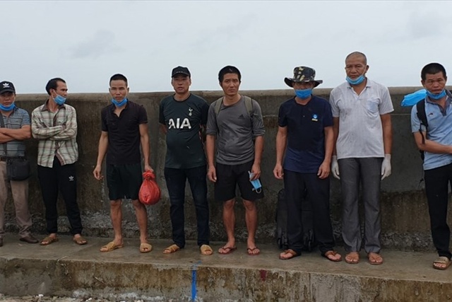 Các đối tượng nhập cảnh trái phép bị lực lượng chức năng bắt giữ. Ảnh: Vùng 5 HQ