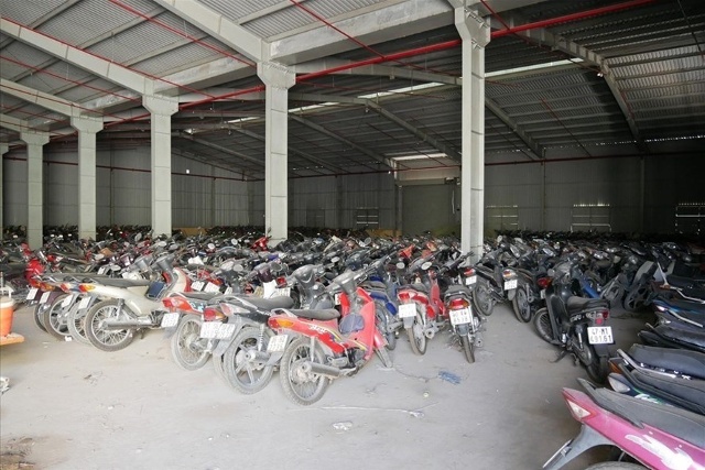 Tạm giữ xe máy tại các bãi xe giữ xe vi phạm ở TPHCM. Ảnh: Anh Tú
