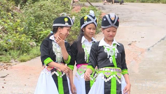 Váy của người Mông Trắng được làm bằng vải lanh trắng tinh.