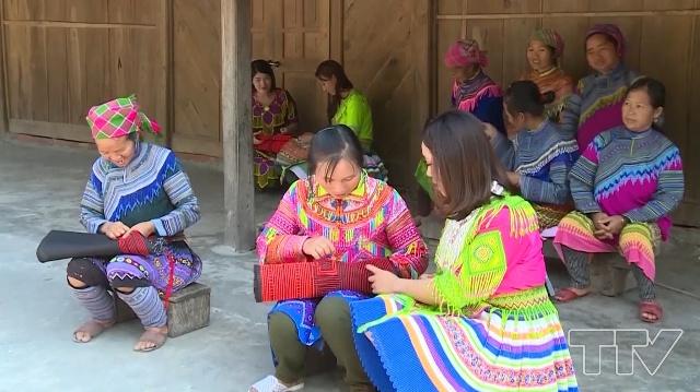 Váy của người Mông Hoa có màu chàm, trang trí nhiều họa tiết trên gấu váy.