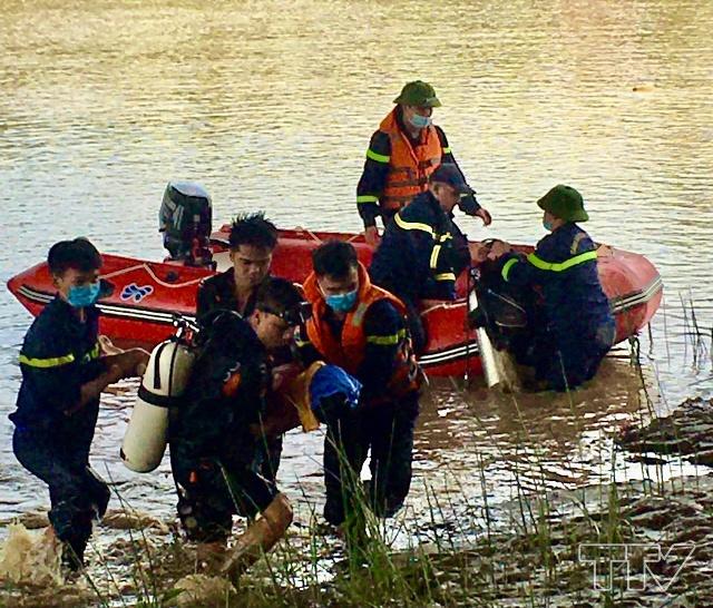 Đến khoảng 11 giờ 25 phút cùng ngày, các chiến sỹ lặn đã tìm thấy thi thể nạn nhân