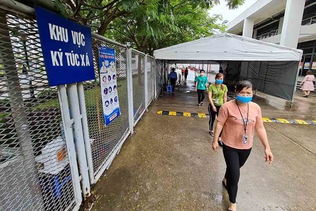 C&ocirc;ng nh&acirc;n KCN Đ&igrave;nh Tr&aacute;m (Việt Y&ecirc;n, Bắc Giang) về khu k&yacute; t&uacute;c x&aacute; sau khi tan ca. Ảnh: H.A