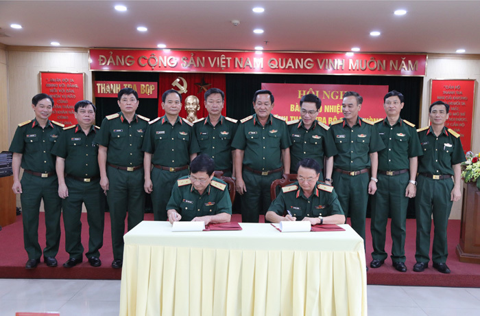 Trung tướng Đặng Trọng Quân và Thiếu tướng Lê Đình Thương ký Biên bản bàn giao nhiệm vụ. Ảnh: Nguyên Hải