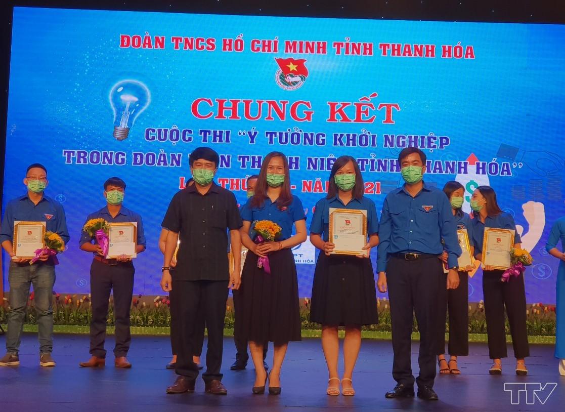 Lãnh đạo  Ban Dân vận Tỉnh ủy và Tỉnh đoàn trao thưởng cho nhóm tác giả đạt giải nhất.