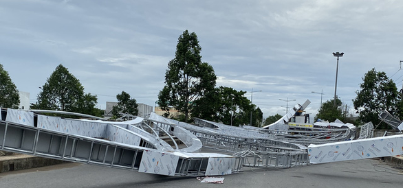 Toàn bộ khung sắt đèn trang trí trên cầu Maspero đổ sập hoàn toàn - Ảnh: KHẮC TÂM