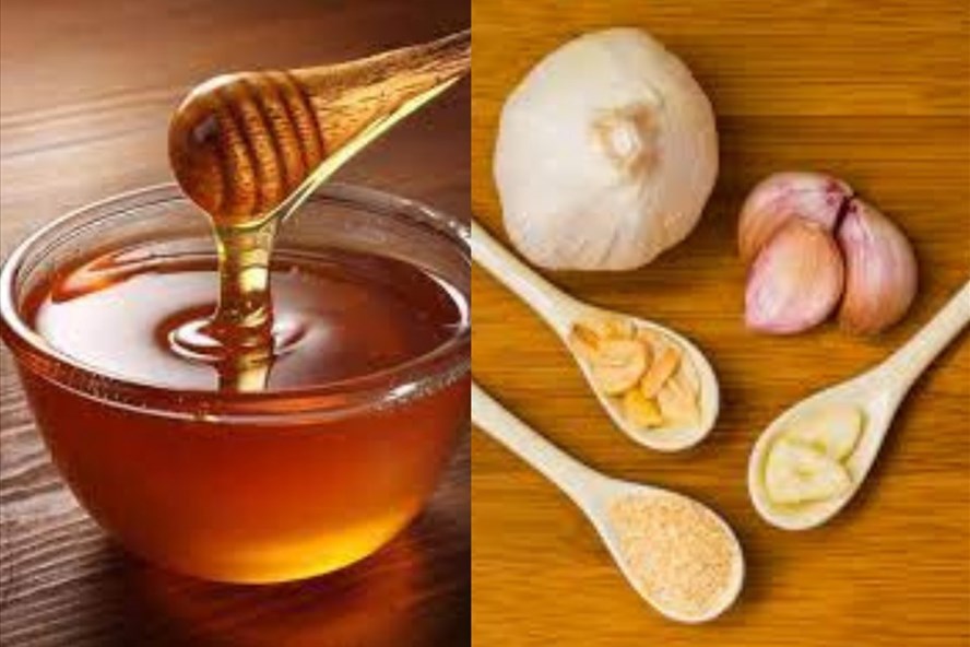 Mật ong và tỏi là những thực phẩm giúp giảm đau họng hiệu quả. Đồ hoạ: Thanh Ngọc.
