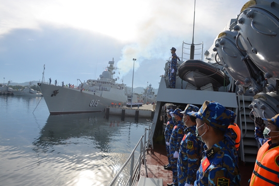 Cán bộ, chiến sĩ tàu 015-Trần Hưng Đạo và 016-Quang Trung chào bến lên đường. Ảnh: QĐND