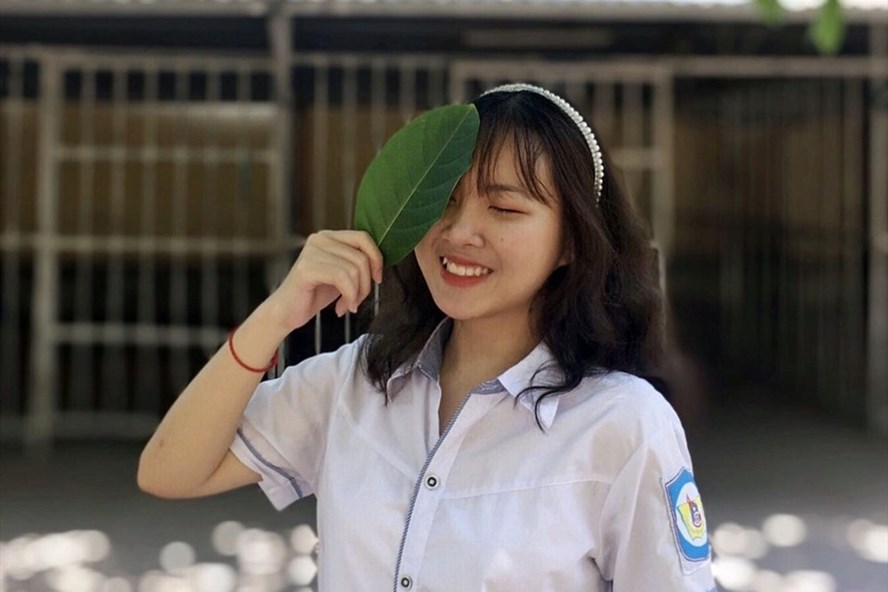 Đinh Thị Kim Ngân – học sinh lớp 12C3 – Trường THPT chuyên Phan Bội Châu là thủ khoa khối C năm học 2021. Ảnh: NVCC