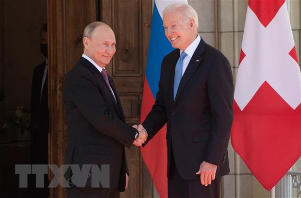 Tổng thống Mỹ Joe Biden (phải) và Tổng thống Nga Vladimir Putin (trái) trong cuộc gặp tại Geneva, Thụy Sĩ, ngày 16/6/2021. (Ảnh: AFP/TTXVN)