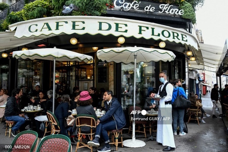 Quán cafe nổi tiếng de Flore ở thủ đô Paris, Pháp hồi cuối tháng 5. Ảnh: AFP