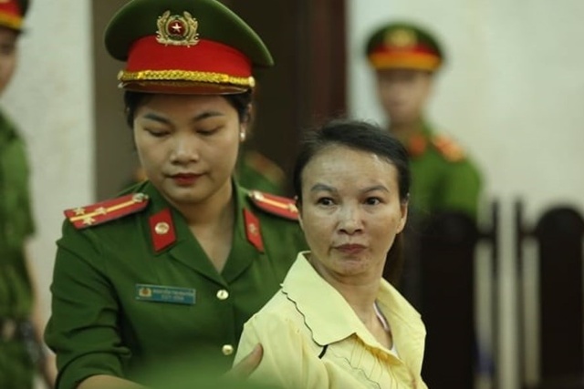 Trần Thị Hiền (áo vàng) - mẹ nữ sinh giao gà tại phiên toà phúc thẩm. Ảnh: V.Dũng
