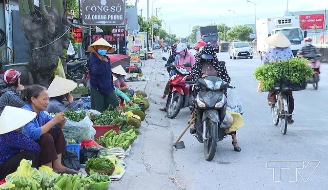 Chợ tự phát trên Quốc lộ 1, đoạn qua thị trấn Tân Phong, huyện Quảng Xương