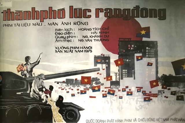 Áp phích phim “Thành phố lúc rạng đông”. Cố NSND, Đạo diễn Hải Ninh năm 2007,đã đoạt giải thưởng Hồ Chí Minh với cụm tác phẩm: “Em bé Hà Nội”, “Vĩ tuyến 17 ngày và đêm”, “Người chiến sĩ trẻ”, “Mối tình đầu” và “Thành phố lúc rạng đông”. Nguồn CĐA