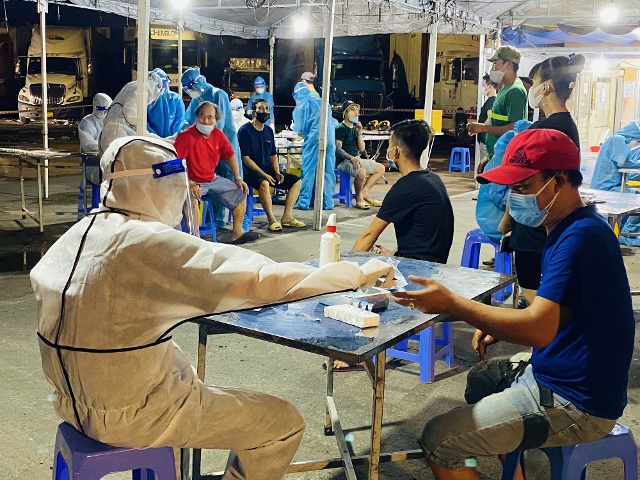 Lấy mẫu xét nghiệm tầm soát COVID-19 trong chợ đầu mối Thủ Đức    Ảnh:Sỹ Hưng