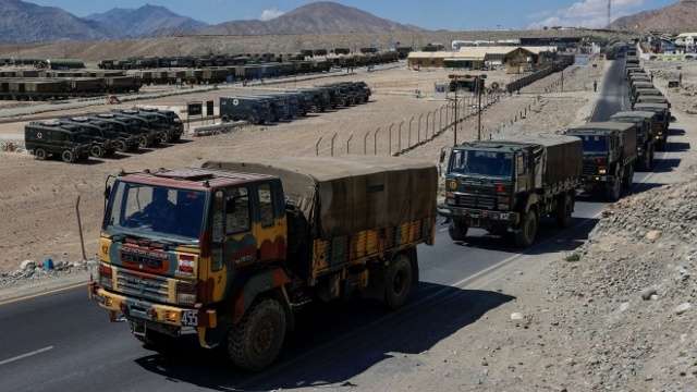 Xe quân sự di chuyển tới khu vực ở Ladakh, nơi có Đường kiểm soát thực tế (LAC) phân giới giữa Trung Quốc và Ấn Độ, ngày 15/9/2020. Ảnh: REUTERS/TTXVN