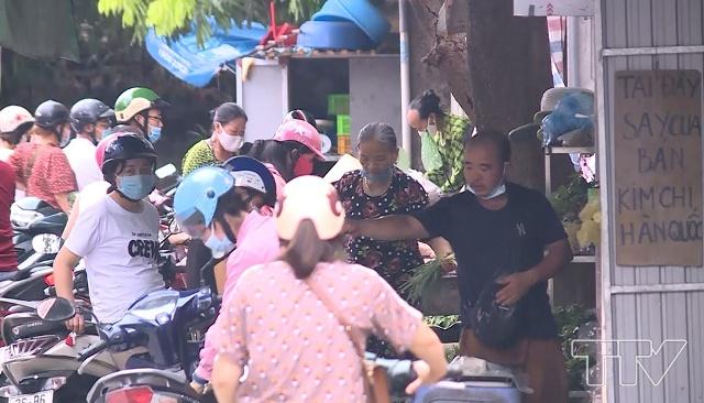 17h30 chiều 22/7, mặc dù có biển “Cấm họp chợ”, nhưng chợ cóc tại ngõ Phú Thứ, phố Phú Thứ Đông, phường Phú Sơn thành phố Thanh Hoá vẫn rất tập nập người bán, người mua. Nhiều người không đeo khẩu trang, có người đeo cho có để đối phó.