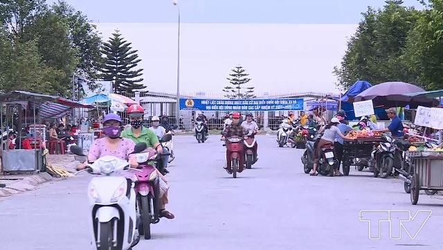 Bên trong khu công nghiệp Lễ Môn… chợ cóc, chợ tạm vẫn hoạt động, tình trạng kinh doanh lấn chiếm vỉa hè.