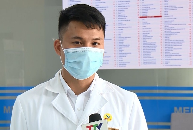 Bác sỹ Nguyễn Văn Hiệu, Giám đốc Trung tâm xét nghiệm Medlatec Thanh Hóa cho biết: Chỉ cần một cái vị trí lấy mẫu xét nghiệm thôi, ví dụ như tị hầu, nhưng khi đưa vào, cái test kit nó sẽ có vị trí đánh dấu, và cán bộ y tế khi đã được hướng dẫn thì họ sẽ hiểu là đến vị trí nào thì sẽ dừng. Và họ sẽ lấy thêm ở vị trí nào khác. Người dân không được hướng dẫn quy trình đó thì đương nhiên là làm được được đạt chuẩn, dẫn tới chủ quan của người dân. Vì người dân thấy là kết quả âm tính, họ lại di chuyển và tiếp xúc, cái mức độ lây lan ra cộng đồng rất là lớn.