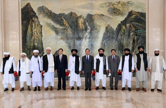 Ngoại trưởng Trung Quốc Vương Nghị (giữa) và đoàn đại diện của Taliban ở Thiên Tân ngày 28/7 (Ảnh: Twitter).