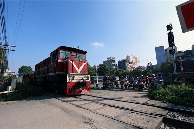 Trên đoạn đường bộ giao cắt với đường sắt, phương tiện giao thông đường sắt được quyền ưu tiên đi trước. Ảnh: LĐO