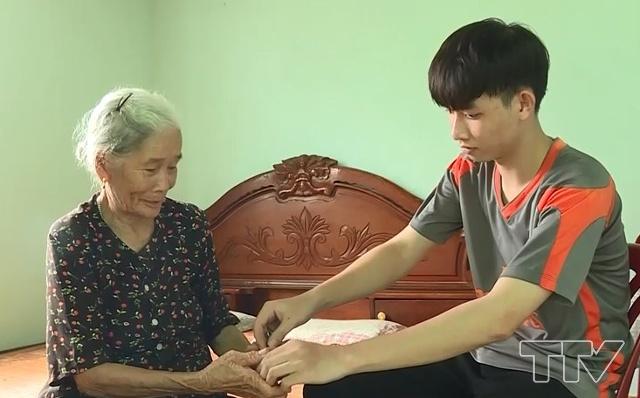 Phạm Thanh Tùng, học sinh Trường THPT Hoàng Lệ Kha, huyện Hà Trung trở thành thủ khoa khối C của tỉnh Thanh Hóa. Đây là kết quả xứng đáng với những quyết tâm và nghị lực vượt lên hoàn cảnh khó khăn của cậu học trò xa bố mẹ, sống với bà ngoại từ nhỏ.