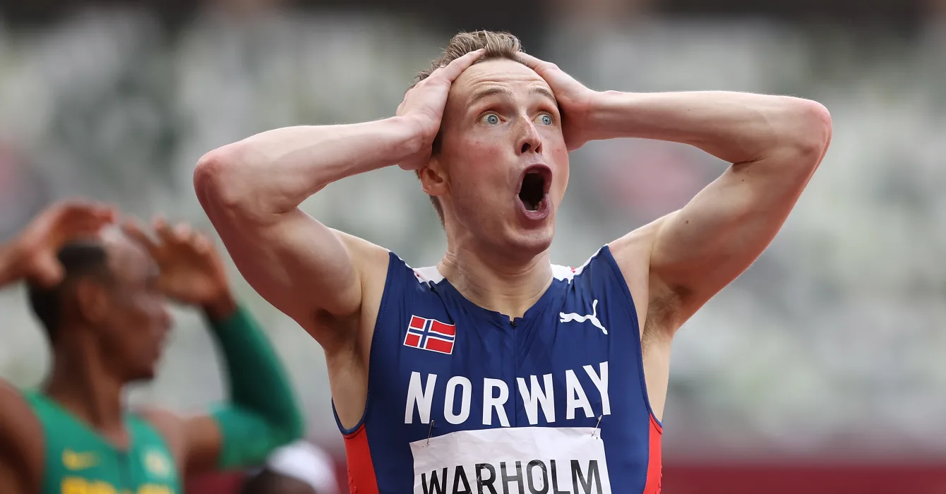 Karsten Warholm như không tin vào mắt mình sau khi đi vào lịch sử ở nội dung 400m rào nam với mốc dưới 46 giây. (Ảnh: Getty Images) 