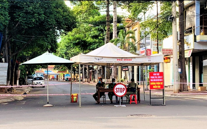 Một tuyến đường ở trung tâm TP Buôn Ma Thuột bị phong tỏa để phòng, chống dịch Covid-19.