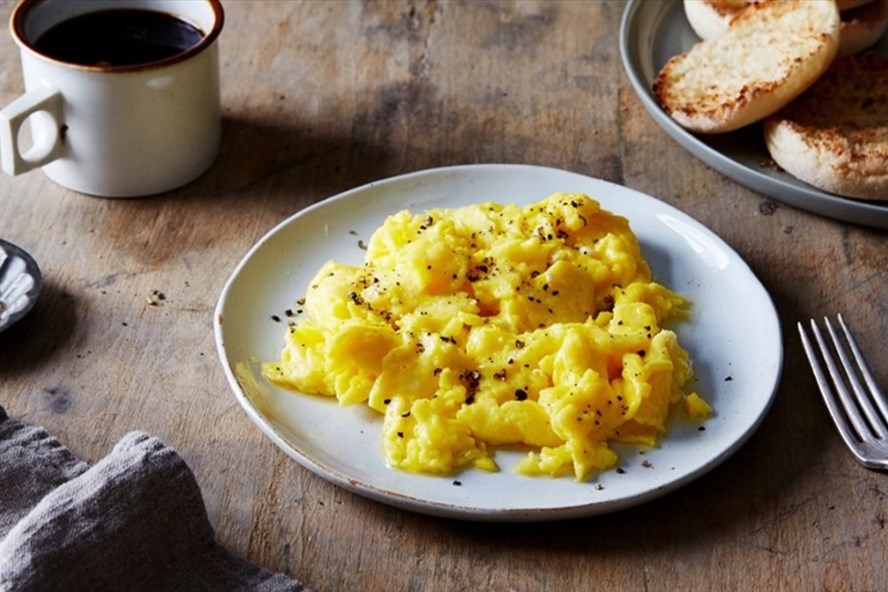 Lựa chọn thực phẩm l&agrave;nh mạnh cho bữa s&aacute;ng l&agrave;m tăng hiệu quả cho việc giảm c&acirc;n. Ảnh: Healthline