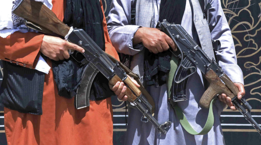Các tay súng Taliban đứng gác trước Văn phòng Thống đốc tỉnh Herat. Ảnh: AFP/Getty Images