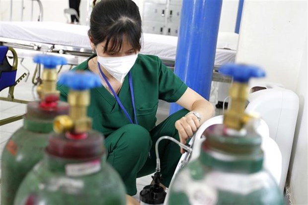 Nhân viên y tế kiểm tra trang thiết bị, bình oxy phục vụ việc chữa bệnh cho người mắc COVID-19 tại Trạm Y tế lưu động số 1 tại Phường 11, Quận 3, Thành phố Hồ Chí Minh. Ảnh: TTXVN
