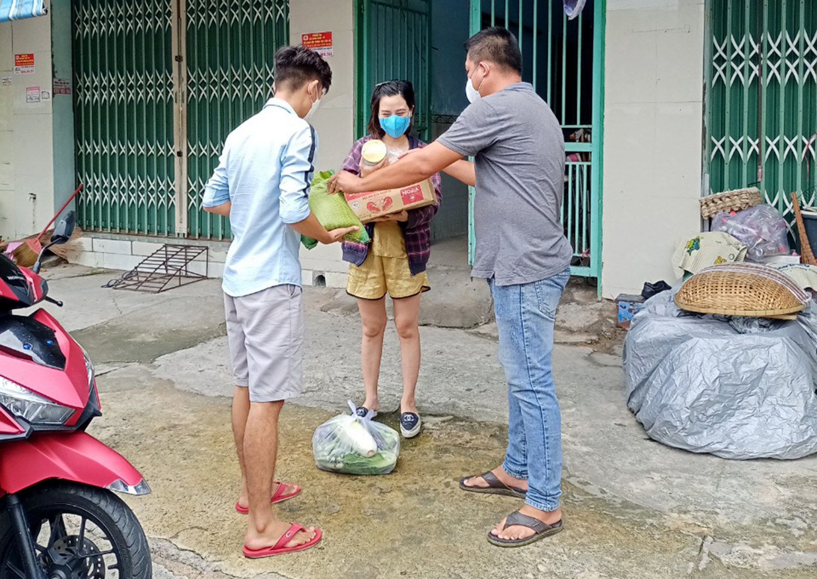 Thành viên Tổ COVID-19 cộng đồng ở TP. Thuận An (Bình Dương) trao các gói an sinh cho công nhân ở trọ trên địa bàn.