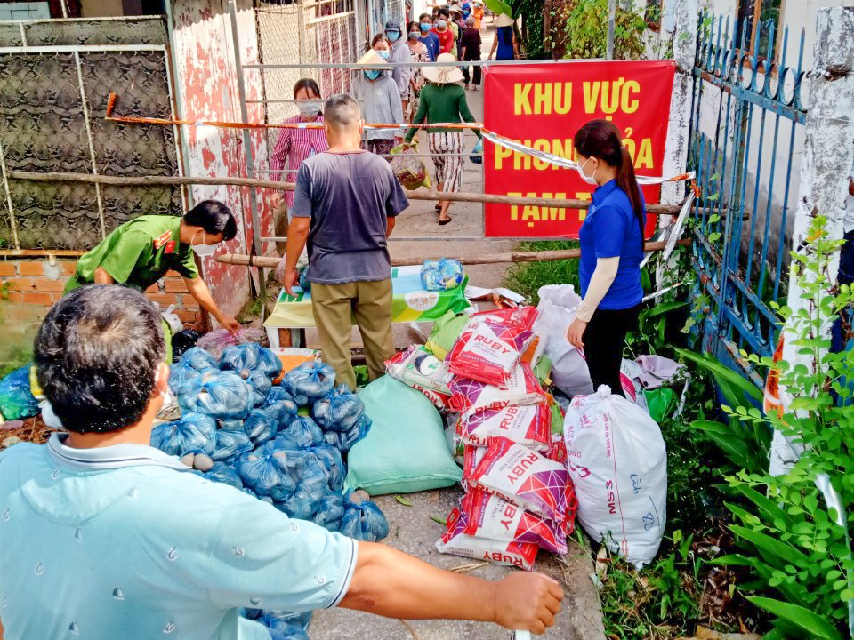 Phường Hưng Thạnh (quận Cái Răng, TP. Cần Thơ) tổ chức cung cấp nhu yếu phẩm thiết yếu cho người dân trong khu vực phong tỏa.