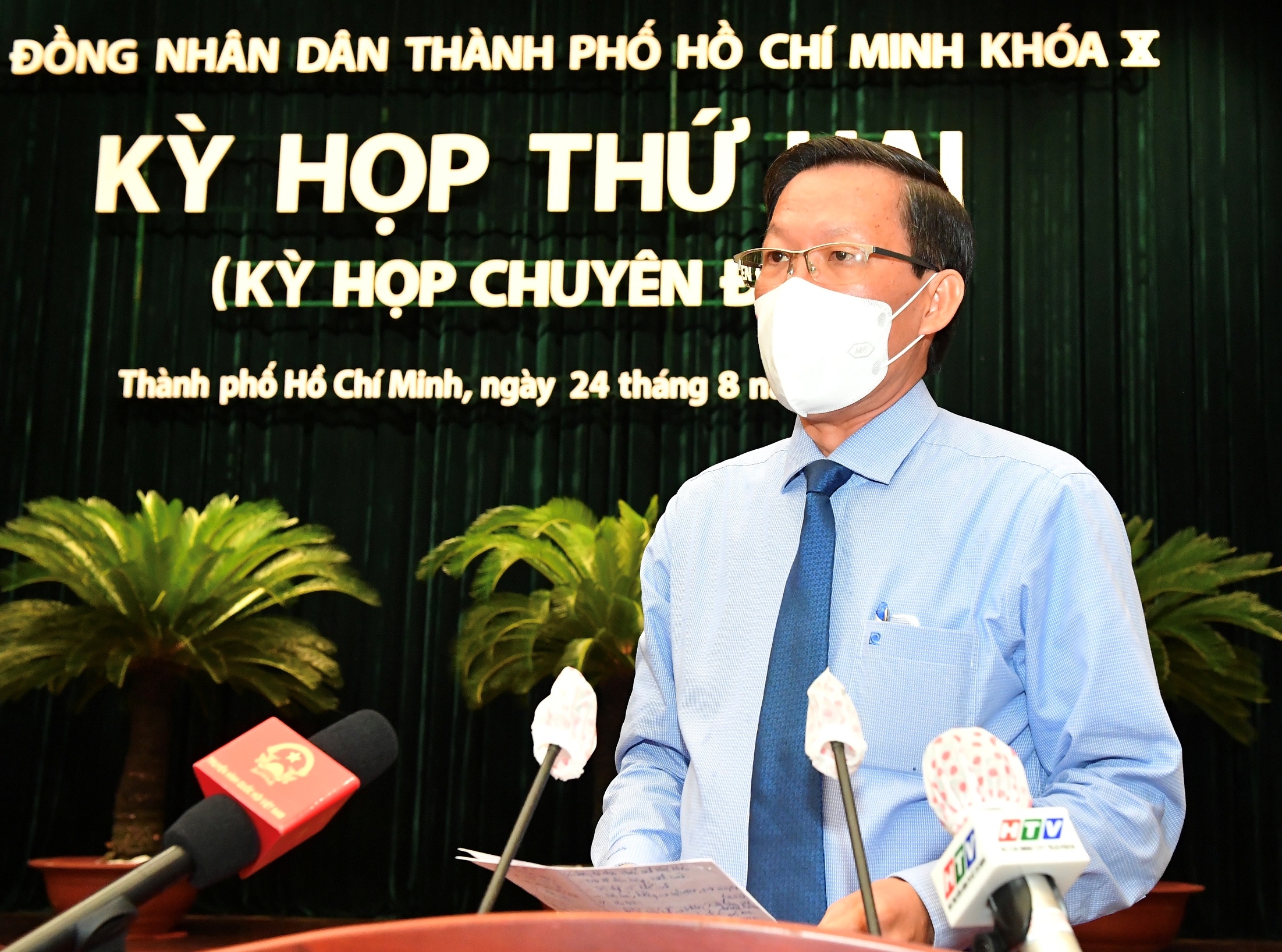 Ủy viên Trung ương Đảng, Phó Bí thư Thường trực Thành ủy, Chủ tịch UBND TPHCM, Trưởng đoàn đại biểu Quốc hội TPHCM Phan Văn Mãi trình bày chương trình hành động tại kỳ họp thứ hai HĐND TPHCM khóa 10, ngày 24/8. Ảnh: VGP/Việt Dũng