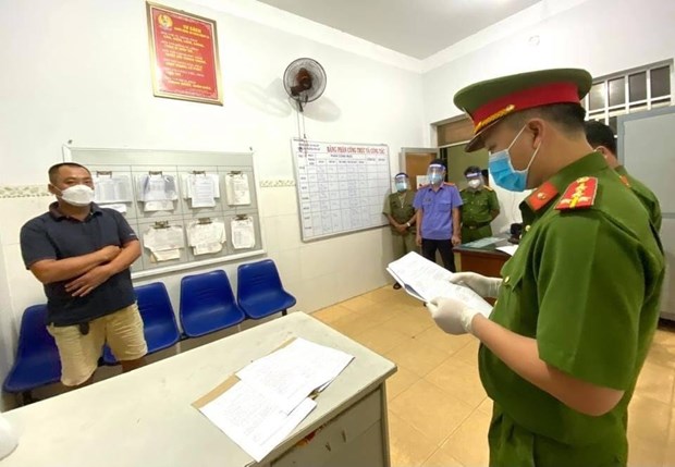 Công an Phú Mỹ đọc quyết định khởi tố bị can và bắt tạm giam đối với Trần Quang Minh. (Ảnh do công an cung cấp)