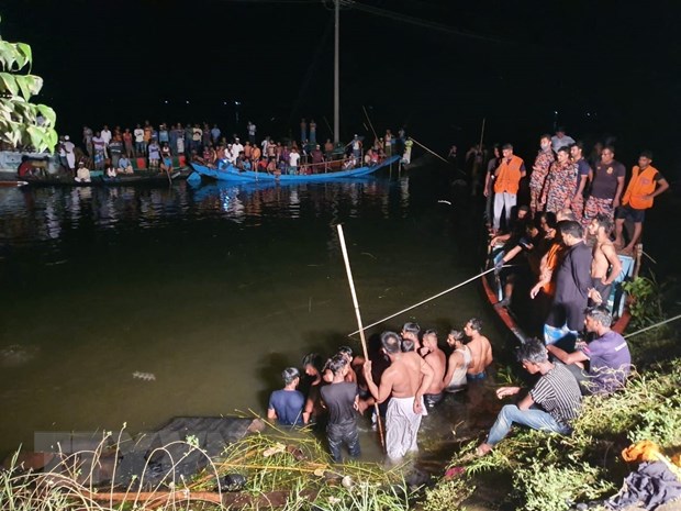 Nh&acirc;n vi&ecirc;n cứu hộ t&igrave;m kiếm nạn nh&acirc;n mất t&iacute;ch sau vụ tai nạn t&agrave;u thủy ở Brahmanbaria, Bangladesh, ng&agrave;y 27/8/2021. (Ảnh: AFP/TTXVN)