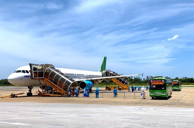 Tỉnh Hà Tĩnh bố trí xe đón các công dân ngay tại sân bay về khu cách ly tập trung.