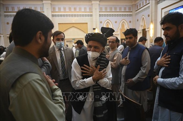 Tổng thống Afghanistan Ashraf Ghani (giữa) tham dự cuộc họp ở Kabul, ngày 4/8/2021. Ảnh: AFP/TTXVN