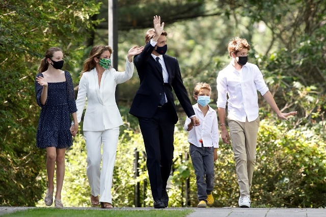 Gia đình Thủ tướng Canada Justin Trudeau đi bộ đến gặp Toàn quyền Mary Simon vào ngày 15/8. (Nguồn: Reuters)