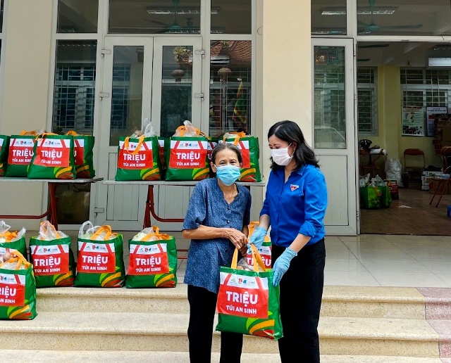 Trao tặng “Túi quà an sinh” cho gia đình có hoàn cảnh khó khăn bị ảnh hưởng bởi dịch COVID-19 tại Hà Nội. Ảnh: VGP/Nhật Nam