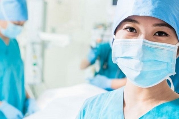 Đeo khẩu trang đúng cách để ngăn ngừa COVID-19. Ảnh: LĐO
