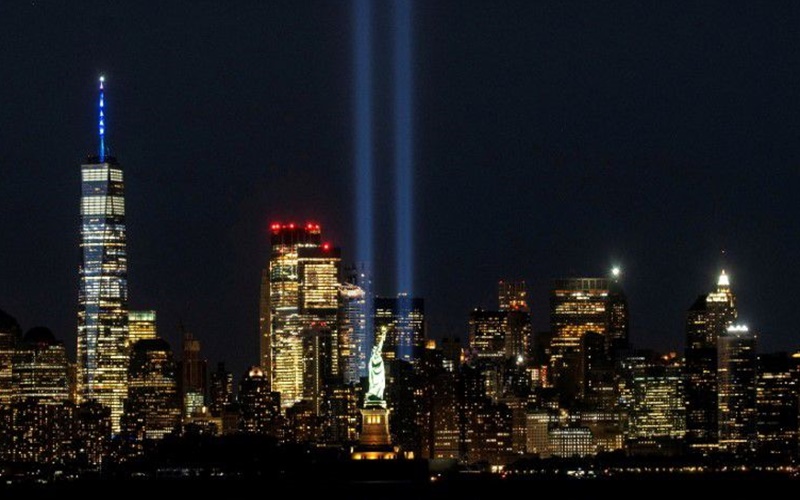 Cứ vào ngày 11/9 hằng năm, TP New York lại chiếu đèn tưởng niệm, tượng trưng cho tòa tháp đôi của Trung tâm Thương mại thế giới. (Ảnh: Reuters)