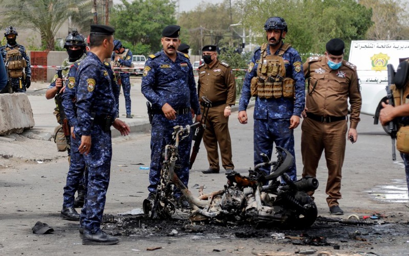 Lực lượng an ninh Iraq có mặt tại hiện trường vụ nổ ở thủ đô Baghdad, ngày 23/3/2021. (Ảnh: Reuters)