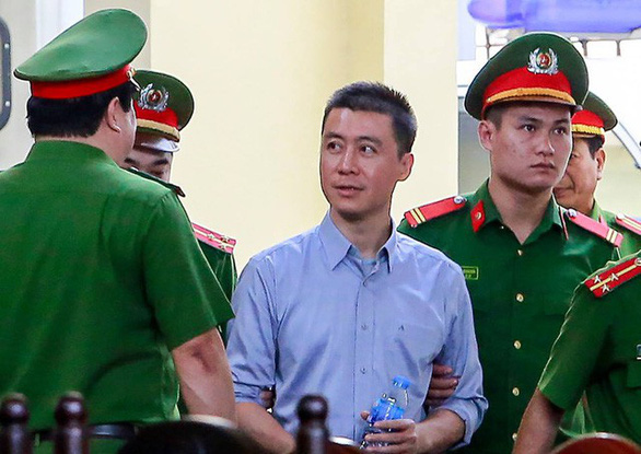 Ông trùm đường dây đánh bạc ngàn tỉ Nguyễn Văn Dương tại phiên tòa sơ thẩm - Ảnh: NAM TRẦN