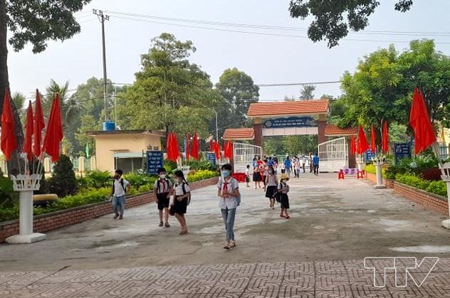 học sinh các cấp học từ Tiểu học đến THPT trên địa bàn thị xã Nghi Sơn đã tựu trường, bước vào năm học mới 2021-2022.