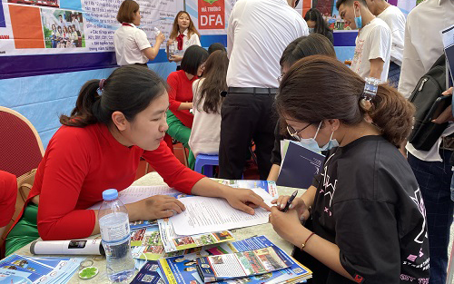 Trường Đại học Tài chính - Quản trị kinh doanh, tư  vấn xét tuyển cho thí sinh. (Ảnh chụp ngày 11/4)