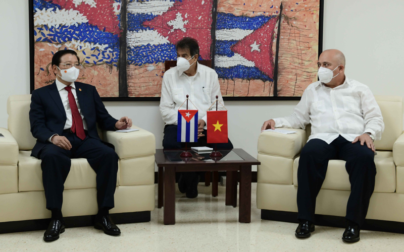 Trưởng Ban Nội chính Trung ương Phan Đình Trạc tiếp Trưởng Ban Tổ chức Trung ương Đảng Cộng sản Cuba. (Ảnh: TTXVN)